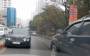 Tước bằng lái, phạt 1 triệu đồng tài xế xe sang Bentley chạy ngược chiều 